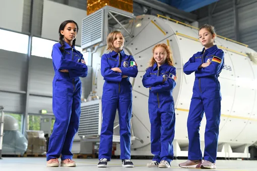 Девочки из Германии, Британии, Франции и Италии на экскурсии в центре подготовки космонавтов. Знакомство с космонавткой Самантой Кристофоретти и презентация куклы Барби-космонавтки