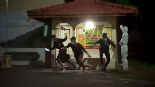 Добровольцы изображают призраков, чтобы мотивировать жителей Индонезии сидеть по домам