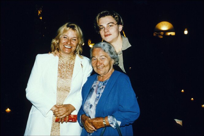 1996 С мамой и бабушкой на приеме аmFAR