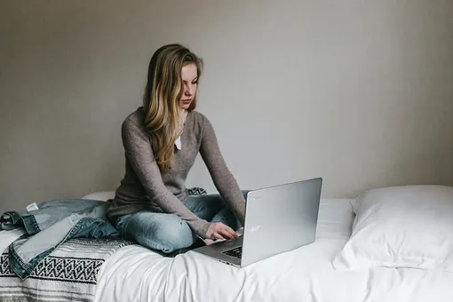 Уберите ноутбук из кровати! Как работать из дома без вреда для здоровья?