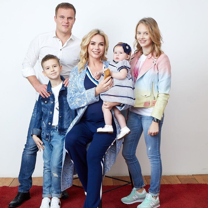 Анастасия Трегубова с мужем и старшим детьми – Елизаветой, Михаилом и Никой