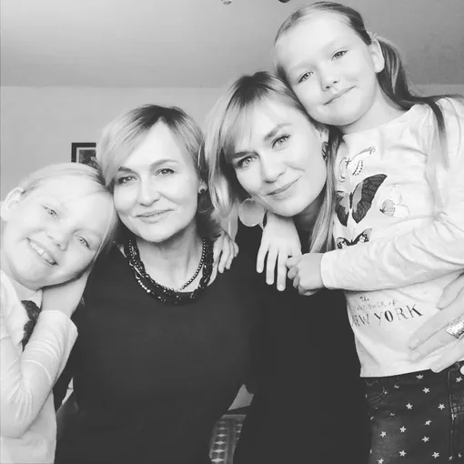 Елена Шевченко с Марией Машковой и двумя внучками фото