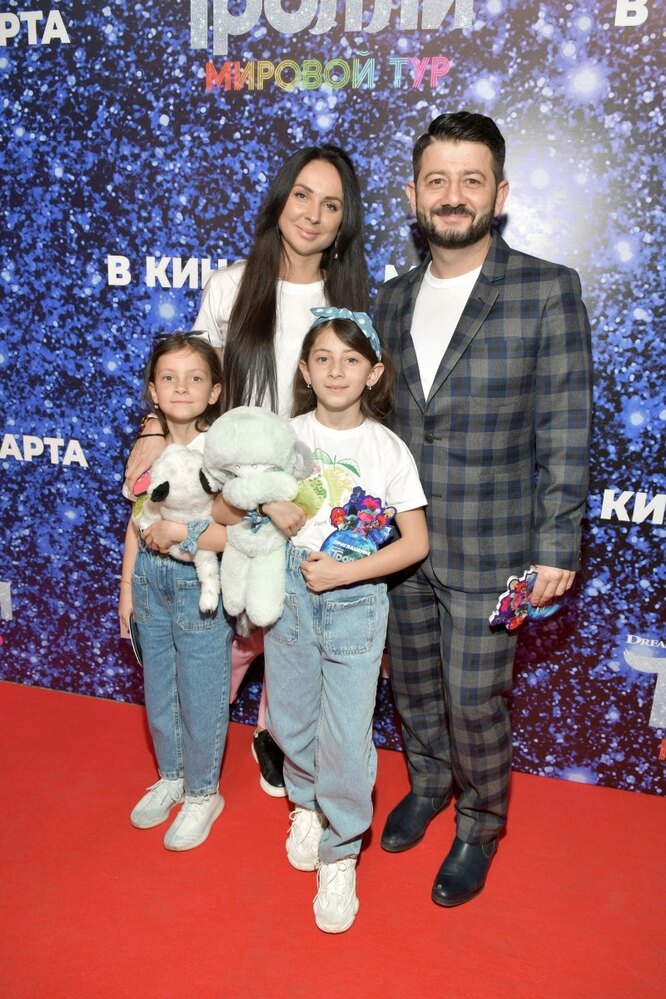 Михаил Галустян с семьей