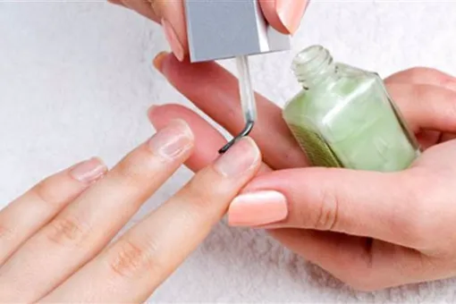 10 ужасных привычек, разрушающих красоту ваших ногтей