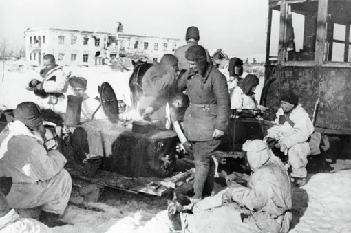 Солдаты обедают в перерыве между боями в одном из районов Сталинграда