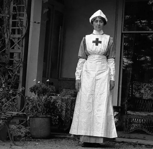 Когда началась Первая мировая Агата записалась на курсы медсестёр, ей было двадцать четыре года