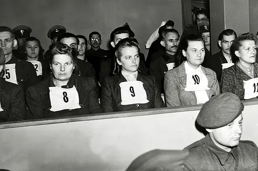 Ирма Грезе вместе с другими работниками лагеря на Бельзенском процессе