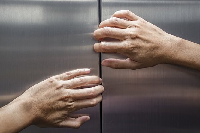Больше суток в раскаленном лифте: итальянка спаслась благодаря вину