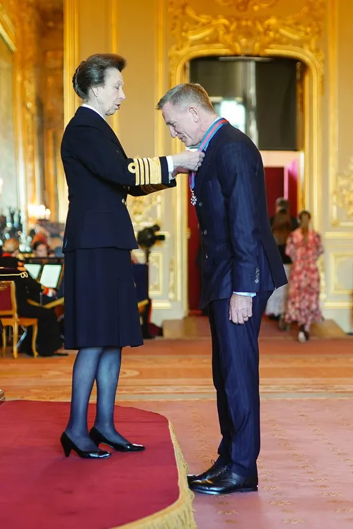 Принцесса Анна вручает награду Дэниелу Крейгу