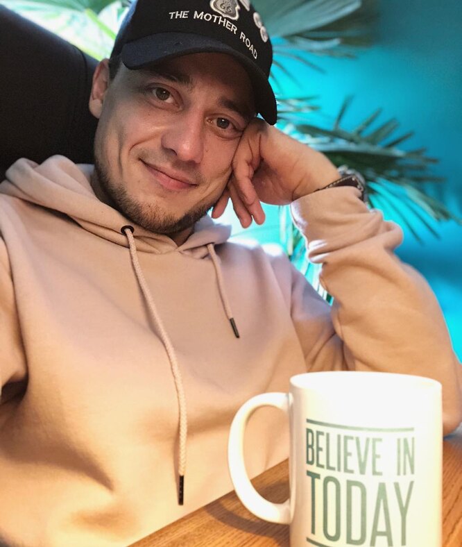 Продюсер орла. Ведущий орел и решка женя синельников. Режиссер орла и решки. Продюсер орла. Реальные номера газманова.