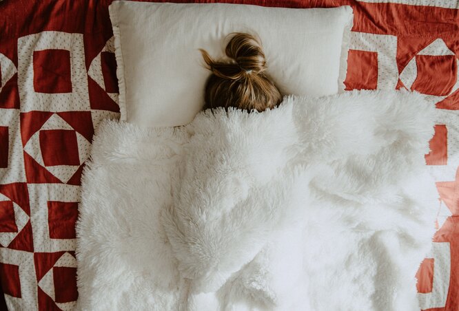 спите лицом в подушку? почему это может быть вредно
