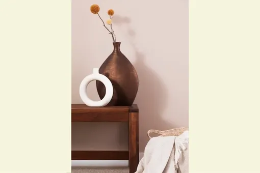 Мебель из дерева привносит теплоту в строгий стиль минимализма
