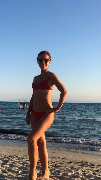Как выглядит Елена Захарова в бикини: видео 47-летней актрисы