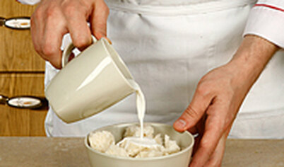Кусочки белого хлеба, предварительно обрезав корки, измельчите, поместите в миску и залейте молоком, перемешайте, чтобы хлеб пропитался и размок.