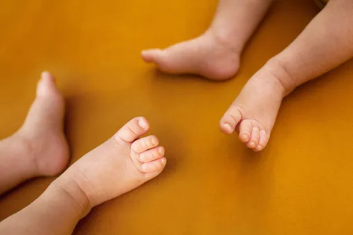 Суд дважды отказал паре в усыновлении их детей, выношенных суррогатной матерью
