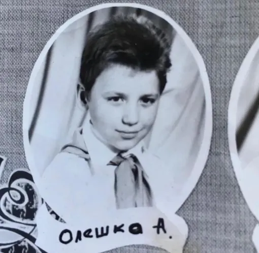 Фотография Александра Олешко в школьном альбоме