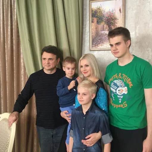 Наталья Рудина (Натали) с сыновьями Арсением, Анатолием и Евгением и телеведущим Тимуром Кизяковым