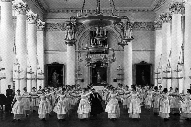 Воспитанницы Смольного института благородных девиц на уроке танцев, 1889 год. Воспитанницы Смольного института благородных девиц на уроке танцев, 1889 год.