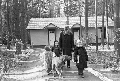 Корней Чуковский с детьми гуляет около детской библиотеки в Переделкино