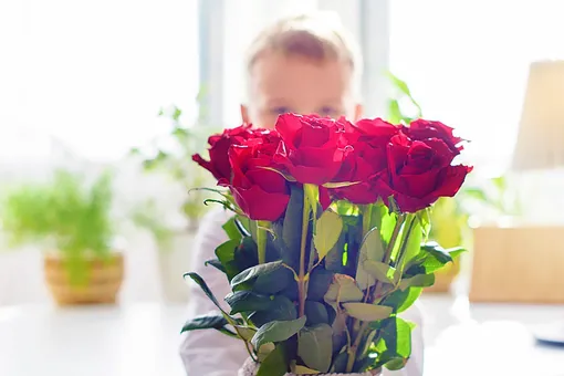 Восьмилетний мальчик сам заработал деньги, чтобы купить 68 роз для девочек