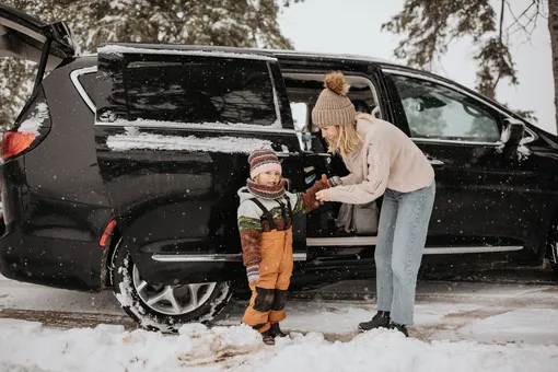Дети в машине: как возить ребёнка зимой?