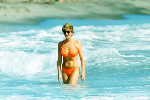 Королева пляжа: 20 редких фото принцессы Дианы в купальниках