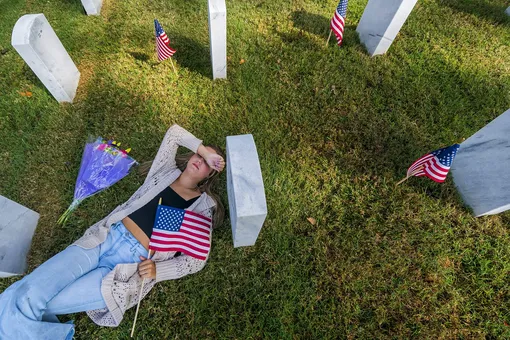 Американская невеста на могиле одного из погибших в боевых операциях