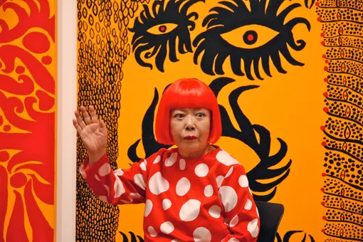 «Хочу быть известнее Энди Уорхола»: почему 93-летнюю художницу Яёи Кусама называли королевой скандала?