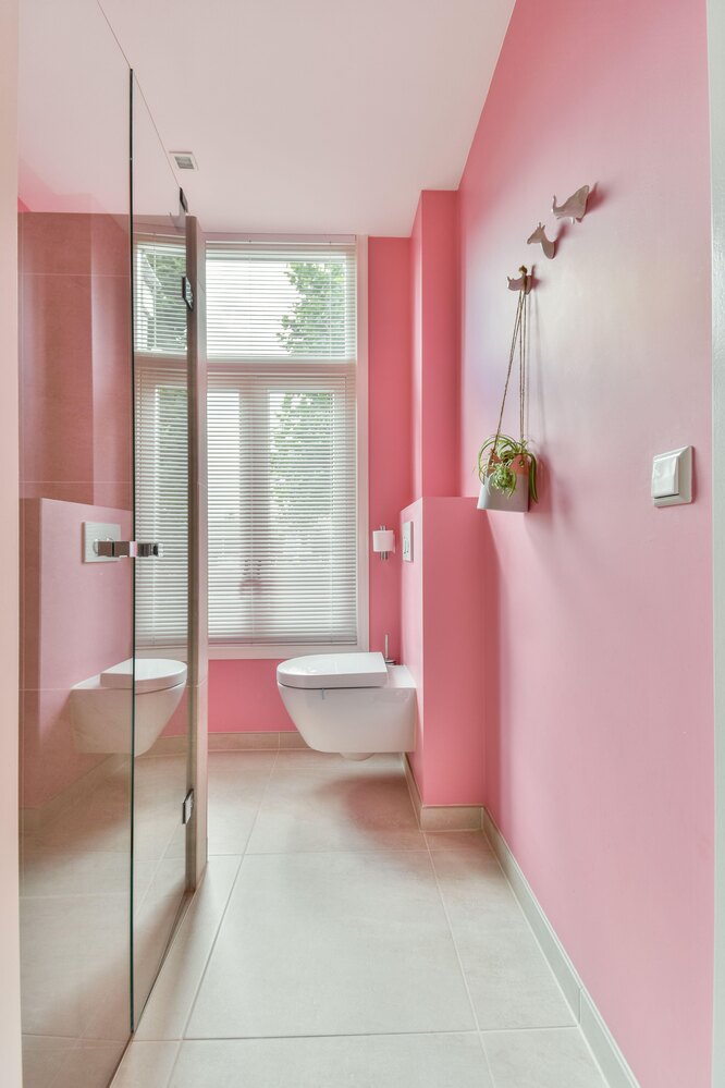 Стены в ванной можно покрасить в тон плитки, а можно сделать их яркими, на контрасте