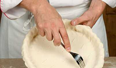 Пока грибы остывают, займитесь тестом. Предварительно размороженный пласт раскатайте, выложите в форму, проколите тесто вилкой в нескольких местах. Разогрейте духовку до 200 градусов. Поставьте в духовку на 15 минут.