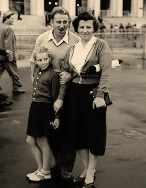 Маленькая Татьяна Тарасова с родителями