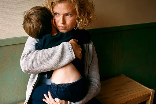 Почему российское общество так требовательно к матерям — и можно ли это изменить?