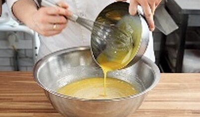 Добавьте сахар, растительное масло,яичные желтки, соль, ванилин, тщательно размешайте венчиком.