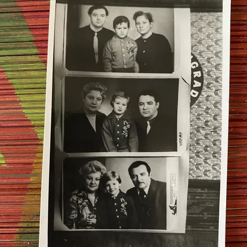 Брат, сестра, родители Григорьева-Апполонова и он сам (архивное фото)