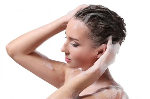 Регулярное мытье головы укрепляет волосы и делает их блестящими