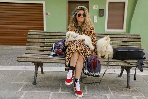 Жанна Бадоева гуляет с собаками в Италии