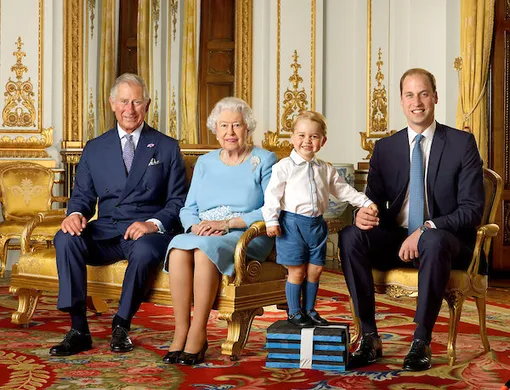 Королева Елизавета в окружении трёх наследников престола — сына принца Чарльза, внука принца Уильяма и правнука принца Джорджа, 2016 год