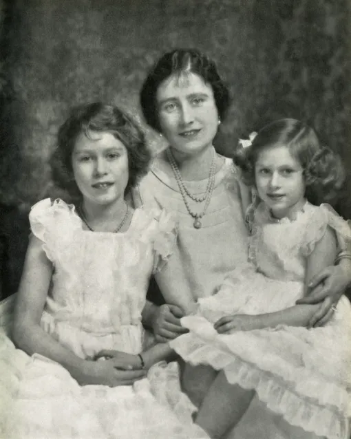 Елизавета II (слева) со своей матерью и сестрой Маргарет (справа).