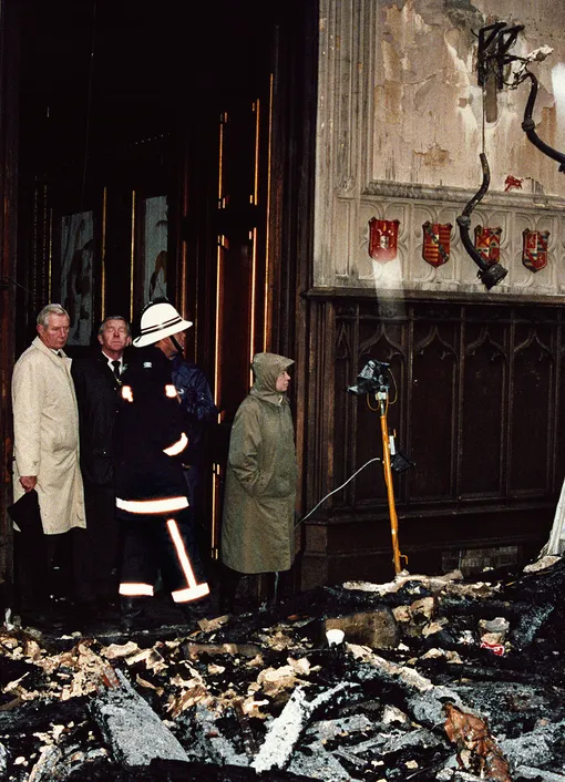 Королева Елизавета II после пожара в Виндзорском замке