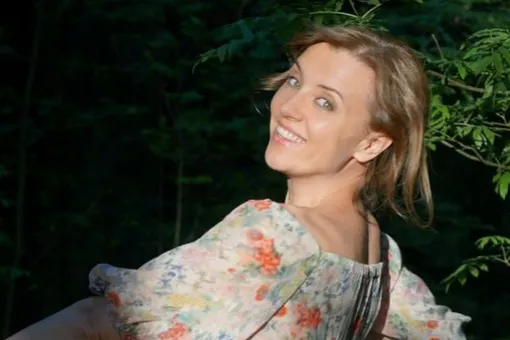 «Натуральная, естественная»: 46-летняя Ксения Алферова показала стройные бедра в кабриолете