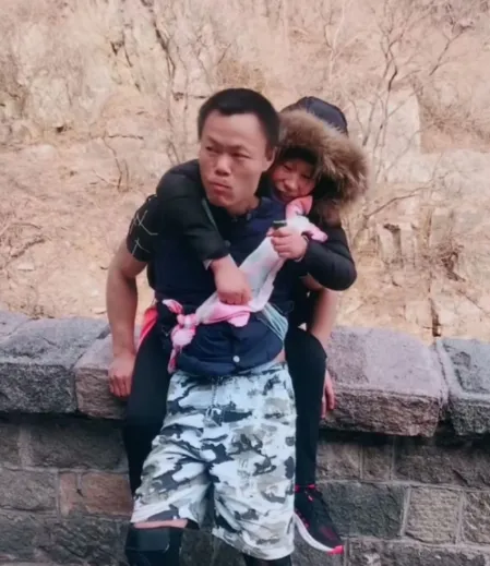 китаец держит на спине женщину