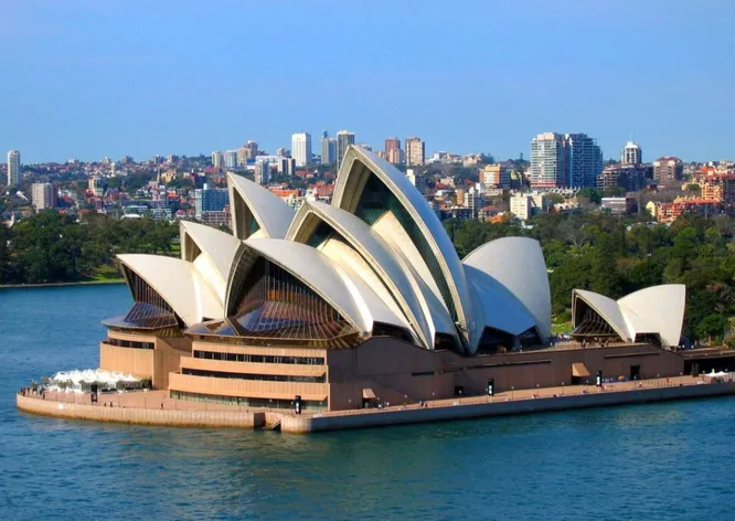 Здание этого австралийского оперного театра было внесено ЮНЕСКО в список объектов Всемирного наследия. Город, который он собой украшает — ...