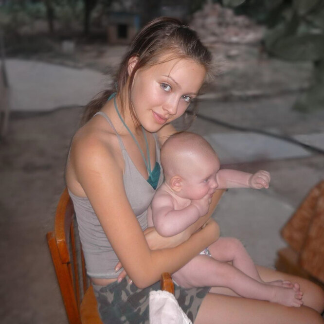 16-летняя Анастасия Костенко с младшим братом