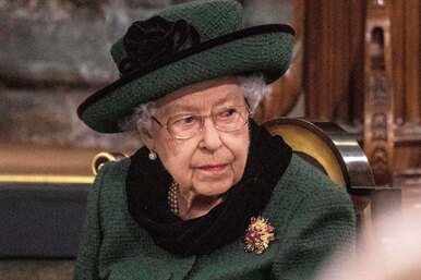 Елизавета II пришла на панихиду спустя год после смерти мужа принца Филиппа