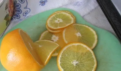Нарезать апельсин очень тонкими дольками.