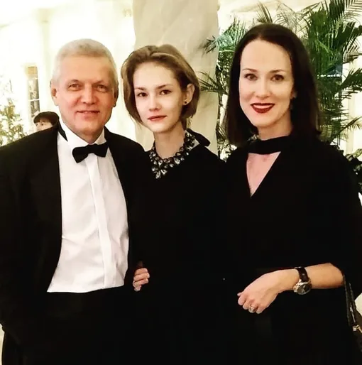 Александр Галибин с женой Ириной Савицковой и дочерью Ксенией