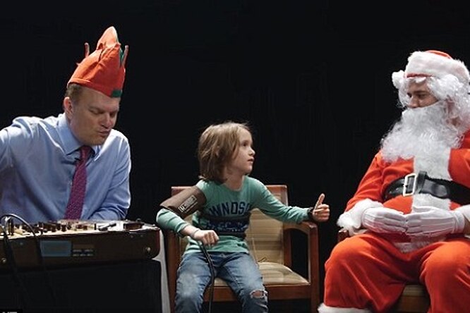 Видео Санта Клауса допрашивающего детей об их поведении с помощью детектора лжи покорило Сеть