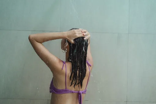 Девушка моет голову в душе