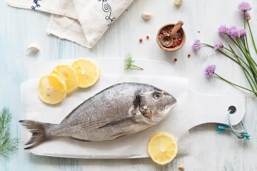 Как убрать запах рыбы: с рук, посуды, разделочных досок