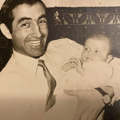 Отец Ирады и Светланы Зейналовых с маленькой Ирадой. Архивное фото